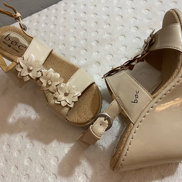 BORN Nude patent leather sandals with 3-D flower embellishments - Picture 10 of 16